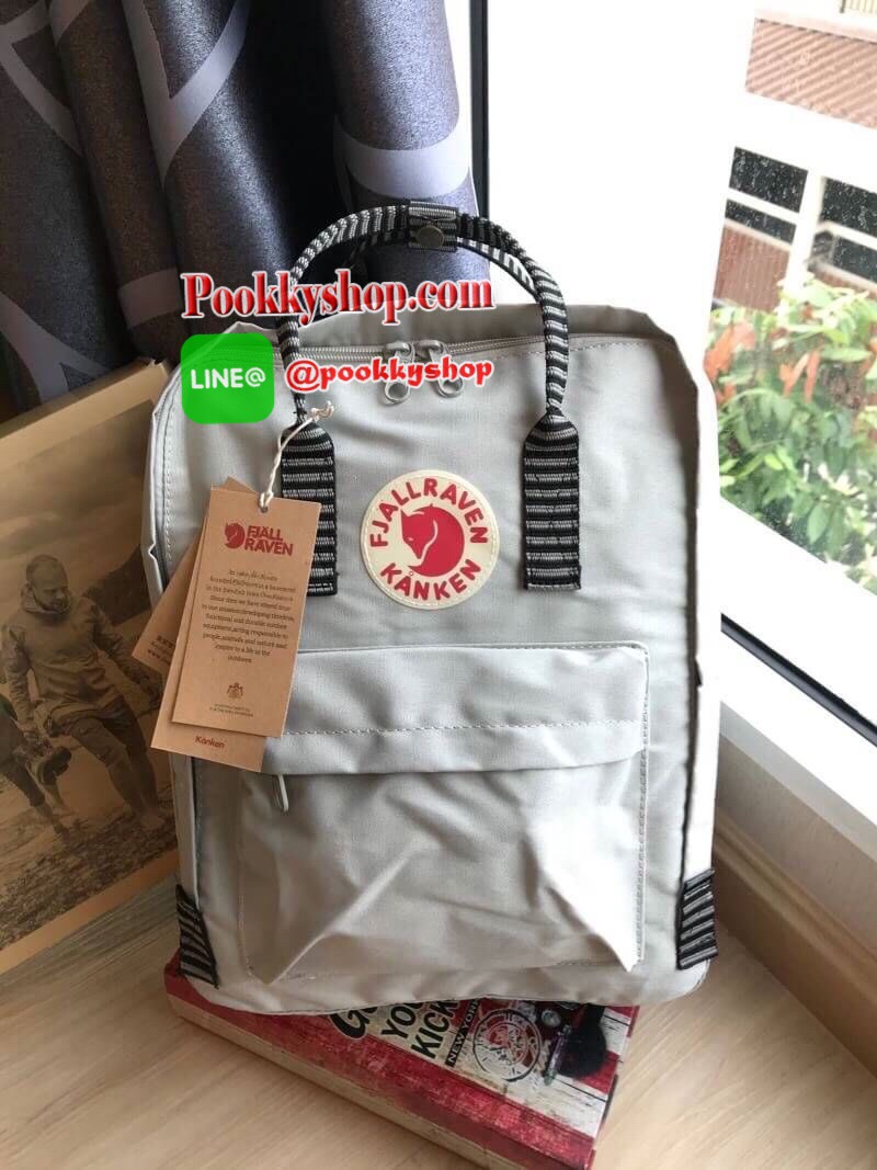 Classic มีกล่องแบรนด์ Kanken backpack รุ่น Classic แบรนด์ดังจากสวีเดนที่นิยมกันมากในหมู่วัยรุ่น กระเป๋าเป้ที่มีน้ำหนักเบา แต่มีความทนทาน และช่องว่างต่างๆมากขึ้น มีซิปหน้าสำหรับใส่ของกระจุกกระจิก และหูหิ้วทั้งด้านหน้าและด้านหลัง สำหรับการหิ้วถือได้สะดวก ใส