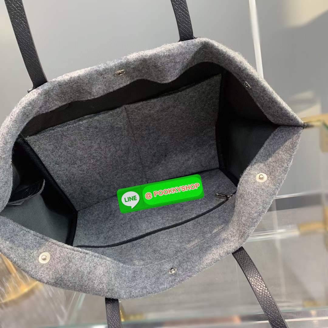 LongChamp Roseau Essential Shoppimg Bag L กระเป๋าTote วัสดุผ้าขนสัตว์ ซับในผ้าฝ้ายที่จับด้านบนหนังวัว กระเป๋าสะพายใบนี้มีขนาดพอเหมาะ กว้างพอที่จะใส่เอกสารทั้งหมดของคุณและจะไปกับคุณตลอดทั้งวัน! น้ำหนักเบา ปิดด้วย ระบบยึดสแน็ปอิน หรูหรา เหนือกาลเวลา และเปี่