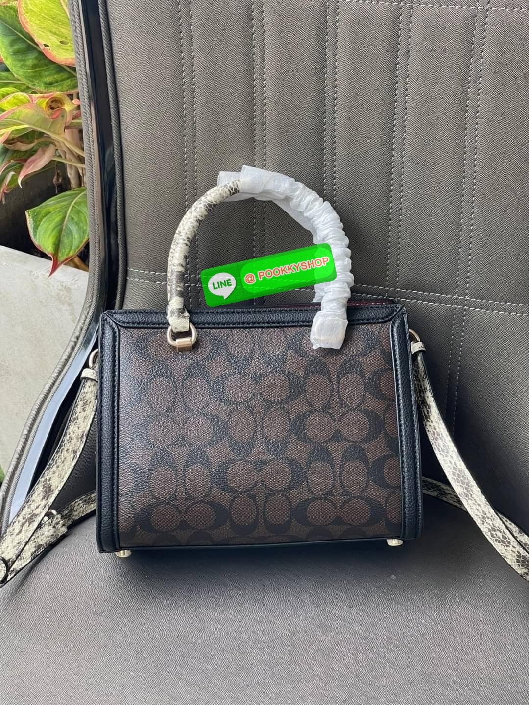 Coach Grace Carryall In Signature Canvas กระเป๋ารูปทรงสี่เหลี่ยมสุดคลาสสิก เป็นกระเป๋าอเนกประสงค์ที่สามารถใช้ได้แทบทุกโอกาส ไม่ว่าจะไปเรียน, ไปทำงาน, ไปเที่ยว หรือแม้แต่ไปชอปปิง ด้วยขนาดที่กำลังดี ไม่ใหญ่เทอะทะ แต่ก็ไม่เล็กจนเกินไป มาพร้อมหูหิ้วทั้งด้านบน