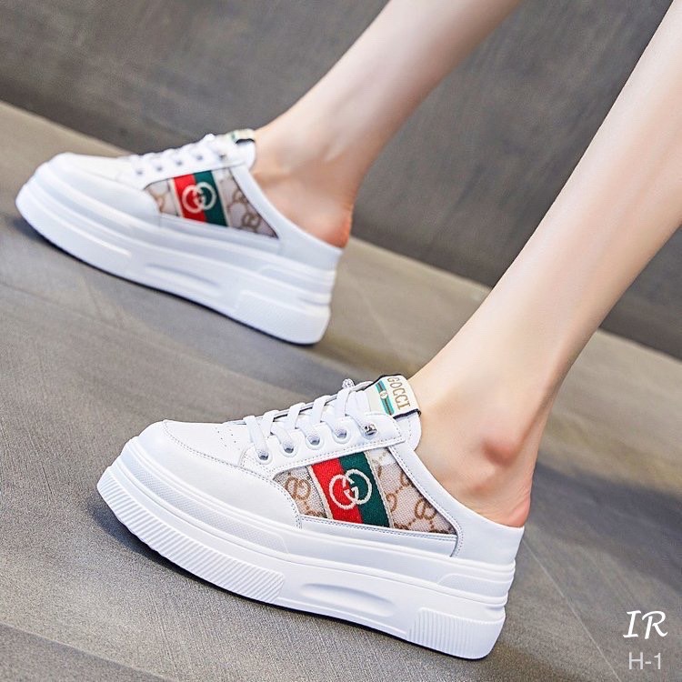 แบบขายดีมาก!!! พร้อมส่ง งานนำเข้า ผ้าใบโกงความสูงหนังพียูนิ่มลายตัดต่อลายแบรนด์ดังแบบสวมเปิดส้นใส่ง่ายมากค่า พื้นนิ่ม รองพื้นถอดได้ สูง 6 ซม. งานดี ใส่สวย การันตีจ้า