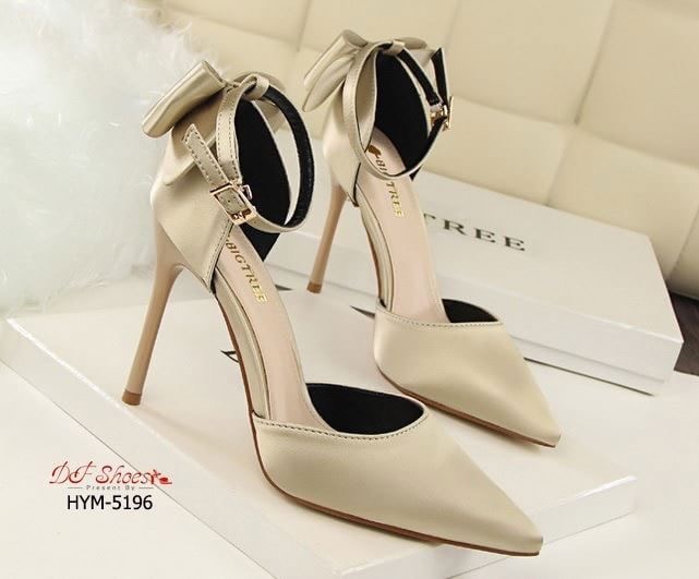 สินค้าพร้อมส่ง รองเท้าส้นสูงหัวแหลมรัดข้อนำเข้า วัสดุหนัง PU บุผ้าซาตินด้านนอก ดีไซน์โบว์ด้านหลัง เรียบหรู งานคุณภาพดีมาก งานจริงเหมือนรูป แมทง่ายกับทุกชุด ใส่ออกงานก็สวยหรูค่ะ