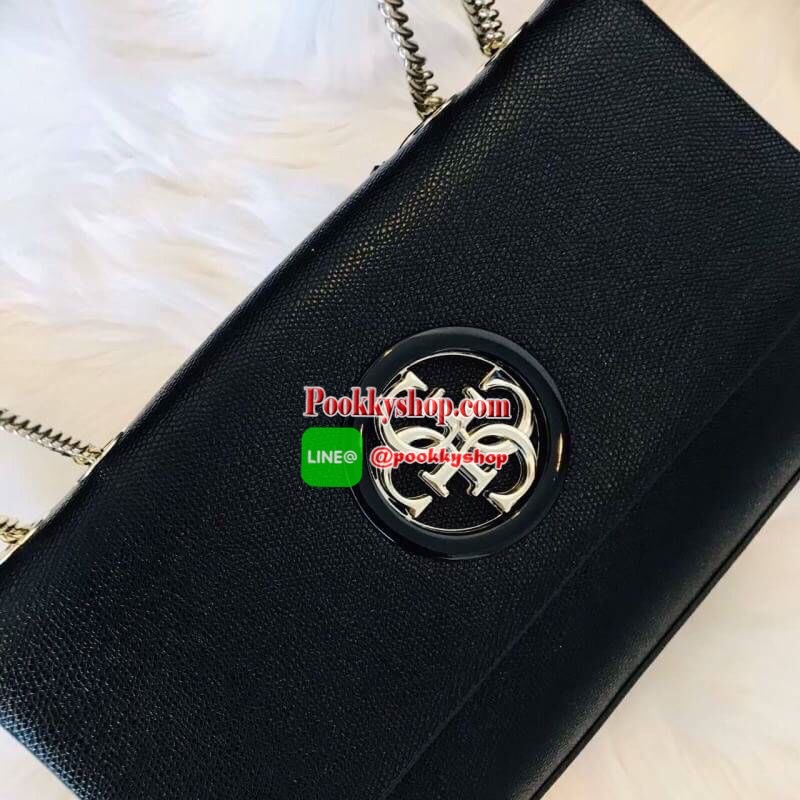 Guess Open Road Crossbody bag กระเป๋าสะพายข้างรุ่นใหม่ชนช้อปจากGuess สะพายได้ทั้งสายคู่และสายเดี่ยวในสไตล์ครอสบอดีร์ก็ได้ สายสะพายโซ่ต่อหนังไม่เจ็บบ่า วัสดุหนังsynthetic เปิดปิดด้วยกระดุมแม่เหล็ก2ตำแหน่ง ภายในใช้งานหลัก ช่องมือถือ และช่องซิป ใส่มินิไอแพค/