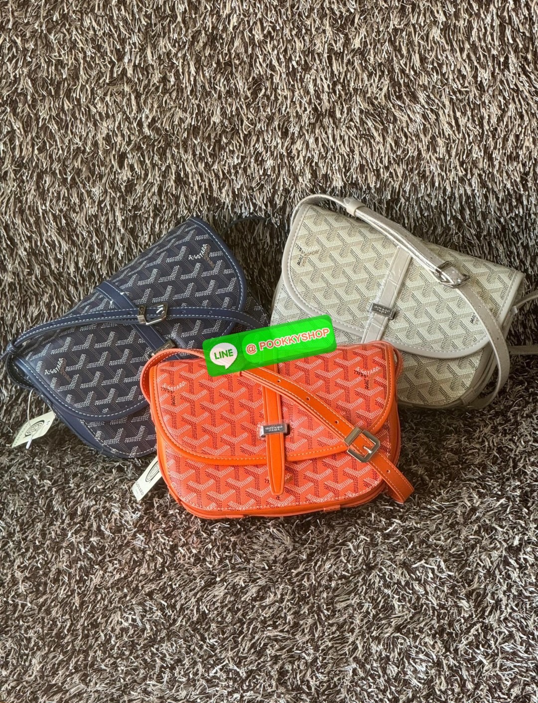 Goyard belvedere pm แบรนด์ดังจากฝรั่งเศส เรัยบหรูแต่ดูสง่า สะดุดตาด้วยลายเฉพาะตัว วัสดุที่นำมาตัดเย็บกระเป๋าเป็นวัสดุผ้าใบ Canvas ที่มีชื่อเรียกว่า “Goyardine” ซึ่งเป็นผ้าใบที่เป็นการผสมผสานระหว่างผ้าฝ้าย (Cotton), ผ้าลินิน (Linen) และ ผ้าป่าน (Hemp) ทำกา
