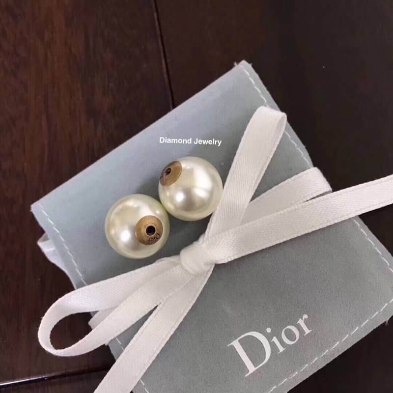 มาเพิ่มแล้วคะ New Arrival !!!! Christian Dior Earring ต่างหูคริสเตียนดิออ งานมุกอะไหล่ทอง รับรองสวยวิ้งมากกกกก งานดี ตัวเรือนเงาวิ้งมากๆคะรับประกันความพอใจเลยค่ะ ตัวเสียบแน่นไม่หลุดง่ายค่ะ ตัวเรือนสีทองดูหรูมากๆค่ะ ใส่ออกมาน่าร๊ากกกก จัดเลยคร่าา งานชุบ 18