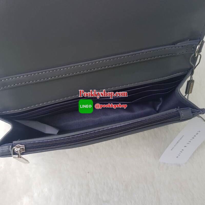 Charles&Keith Chain Rimmed Clutch กระเป๋าสะพายรุ่นใหม่!!ทรงcrossbodyหรือถอดสายถือเป็นทรงคลัชท์ได้ มีดีเทลโซ่ร้อยหนังรอบใบ เปิดปิดด้วยกระดุมแม่เหล็กใช้งานง่าย ภายในมีช่องซิป ช่องเสียบบัตรและช่องใหญ่ใส่ตระกูลพลัสได้ แยกเป็นสัดส่วน มาพร้อมสายสะพายแบบโซ่ต่อหน