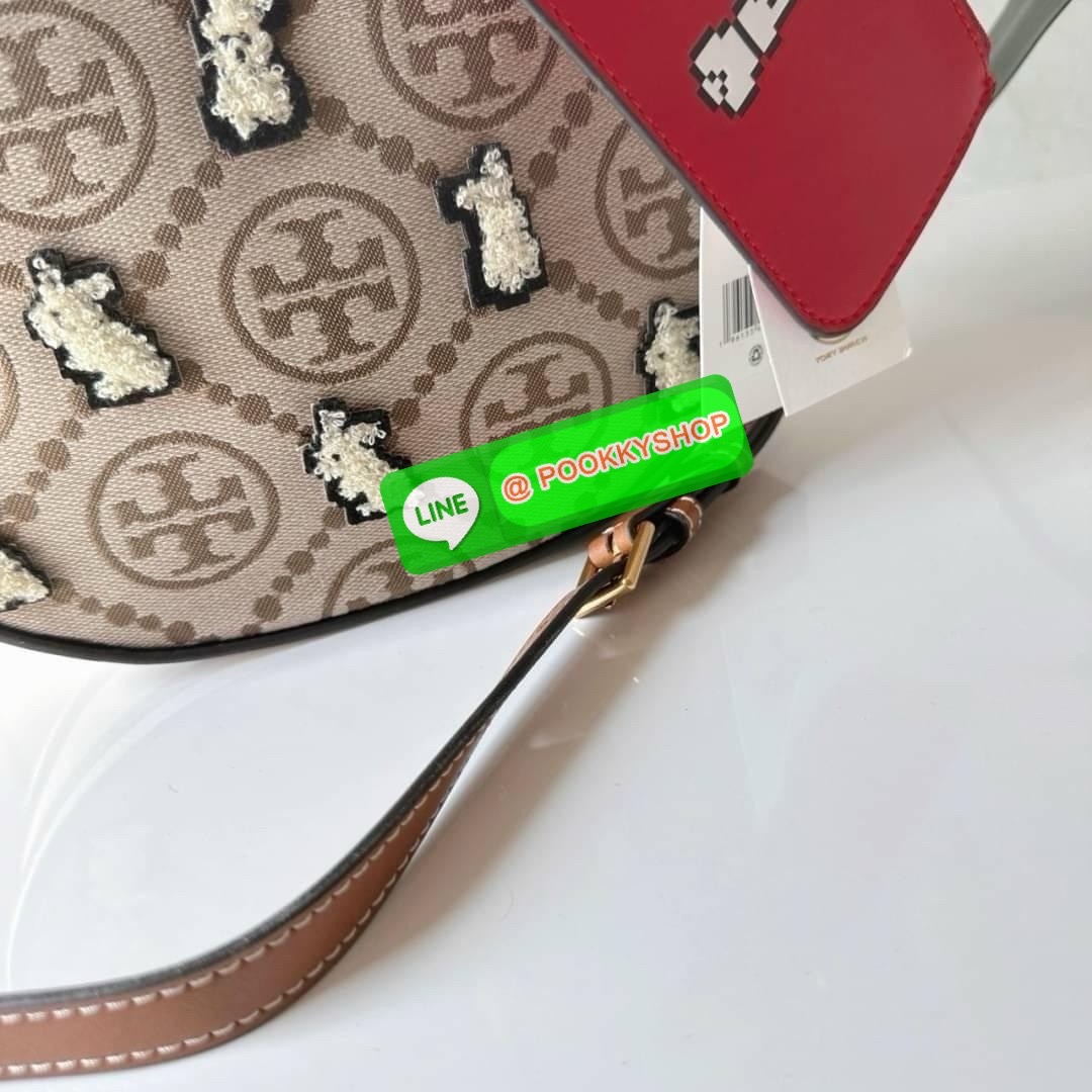 TORY BURCH Mini T Monogram embroidered Rabbit crescent Bag 🐇 คอลเลคชั่นกระต่ายสุดร้อนแรงแห่งปี คอลเลคชั่นทีบ่งบอกสไตล์ที่ทันสมัยทรงครึ่งวงปักลายกระต่ายบนกระเป๋าสุดน่ารัก โด่ดเด่น วัสดุผ้าแจคการ์ดตัดหนังแท้ เปิดปิดด้วยซิป มาพร้อมกระเป๋าใส่เหรียญใบเ