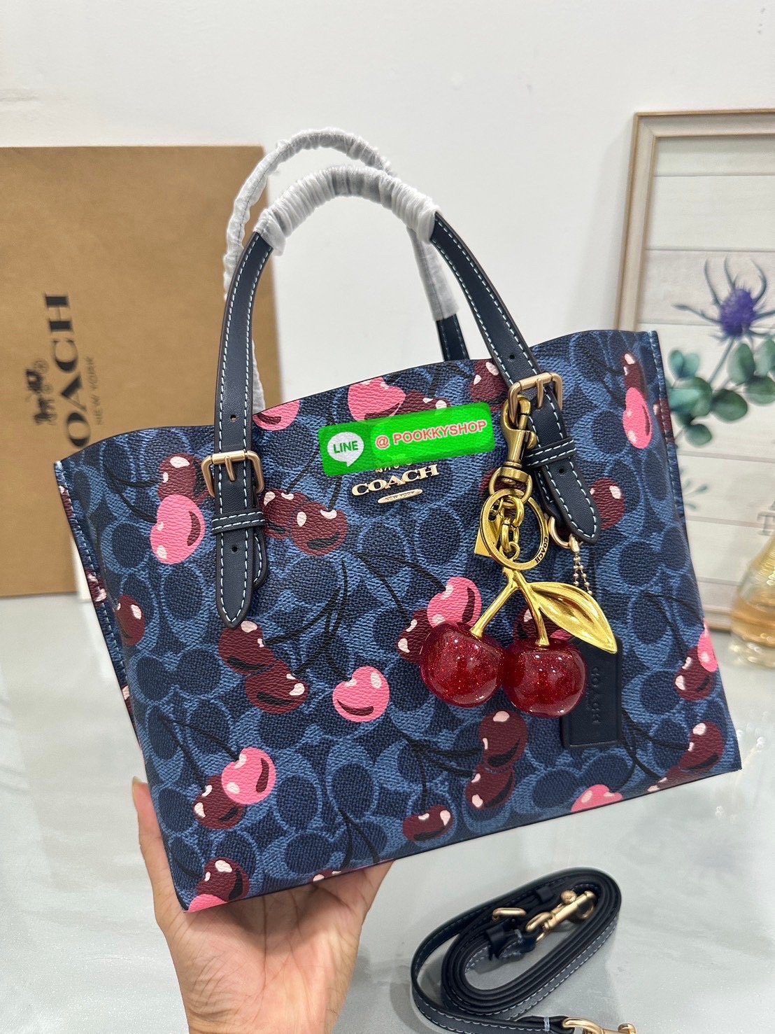 👜Coach CZ772 Mollie Tote Bag 25 In Signature Canvas With Cherry print 🍒 กระเป๋าทรง Tote ลายซิกเนเจอร์พิเศษ ดีไซน์น่ารักสุดคลาสิคมาพร้อมสายสะพายยาวและสายถือ หนังกับตัวกระเป๋าได้อย่างมีเอกลักษณ์ เหมาะสำหรับใส่ของใช้ประจำวัน พร้อมช่องซิปหลักก