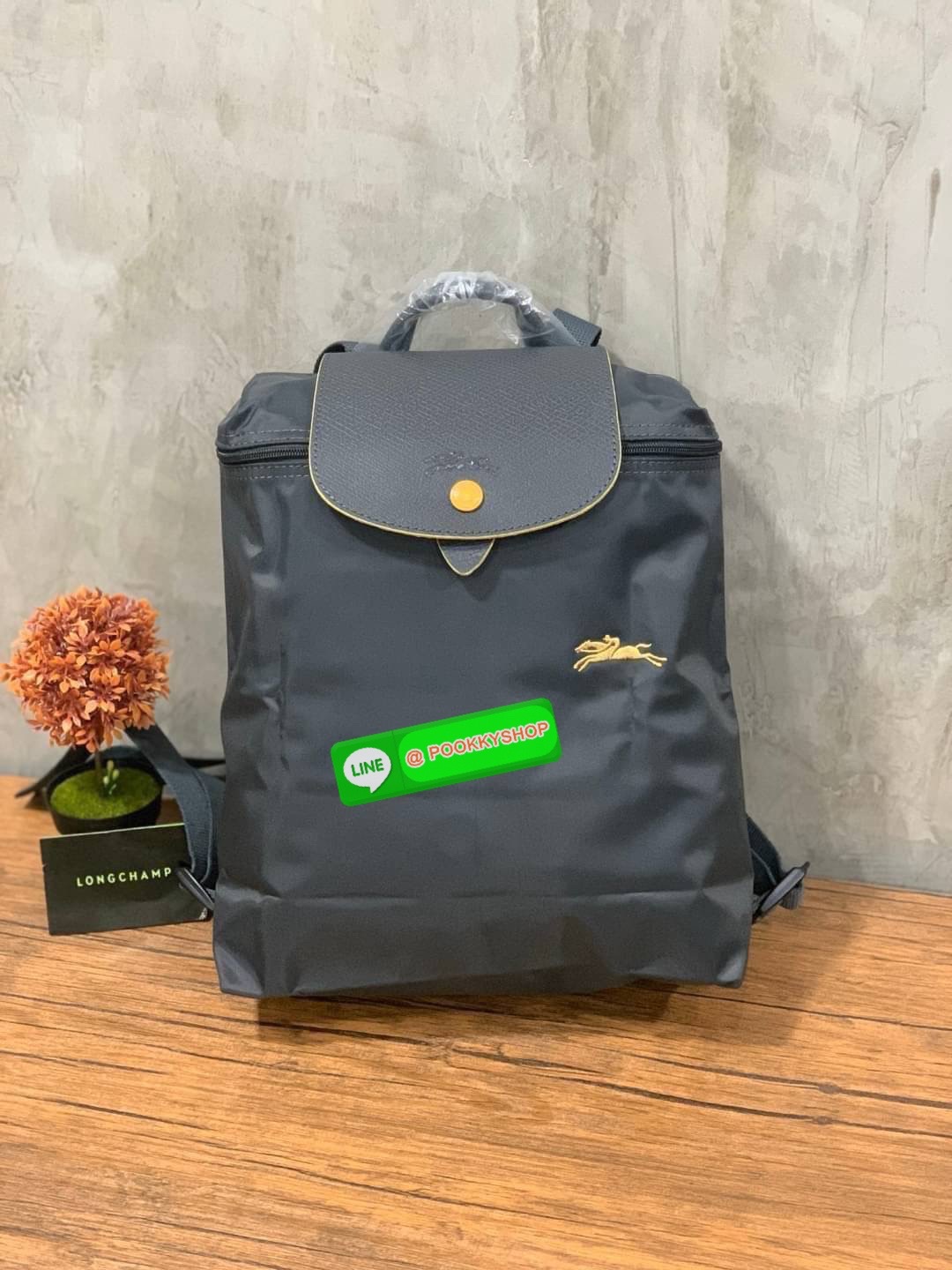 💕Longchamp LE PLIAGE Club Backpack พบกับอีกหนึ่งสไตล์ของLongchamp ที่เป็นรุ่นยอดนิยมอีกรุ่น สำหรับสาวแฟชั่นหัวทันสมัย เติมความพิเศษให้กับลุคด้วย ยังมีสีให้เลือกเยอะเรียกได้ว่าชอบสีโทนไหน ชอบแต่งตัวสไตล์ไหนก็เอาไปแมทช์กันได้เลย เป็นกระเป๋าเป้ในไม่ก