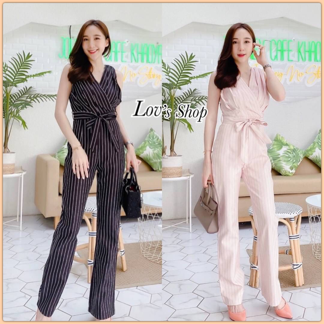 จั้มสูทกางเกง แนวเรียบหรูดูผู้ดี ทรงคอวี ทำจีบทวิตช่วงอก มาพร้อมเชือกกผูกช่วงเอว ทรงนี้ใส่แล้วแลดูขายาวหุ่นดีค่ะ เนื้อผ้าหนาเป็นทรงสวย