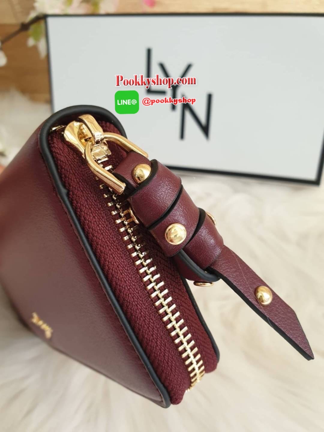 LYN long wallet ด้านหน้าติดโลโก้แบรนด์ สีสวยสดใส รุ่นนี้เรียบหรู ดูดี เปิดปิดด้วยซิบ ด้านในมีช่องใส่บัตร ช่องใส่แบงค์ และช่องกลางใส่เหรียญเป็นช่องซิป และยังมาพร้อมกับ ตัวจับซิปแต่งหมุด ดูดีมีราคาเชียว สวยเก๋ๆแบบนี้ต้องมีไว้เป็นเจ้าของนะเธอจ๋า