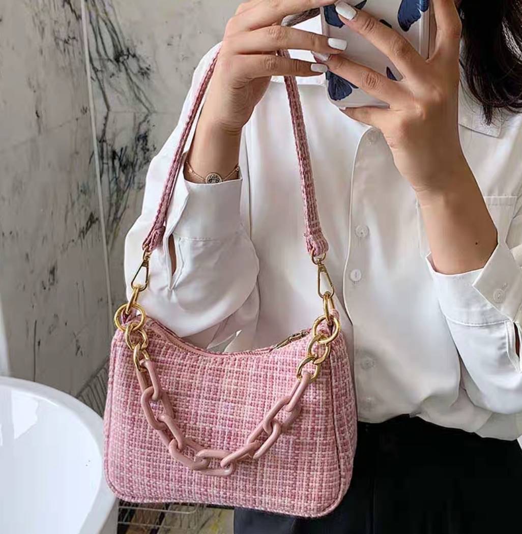 กระเป๋าสะพายแฟชั่น ผ้าทอลาย สวยสะดุดตามากค่ะ สวยแฟชั่น ต้องชอบ ได้ทั้งถือและสะพาย อะไหล่ซิบทองสวยหรู