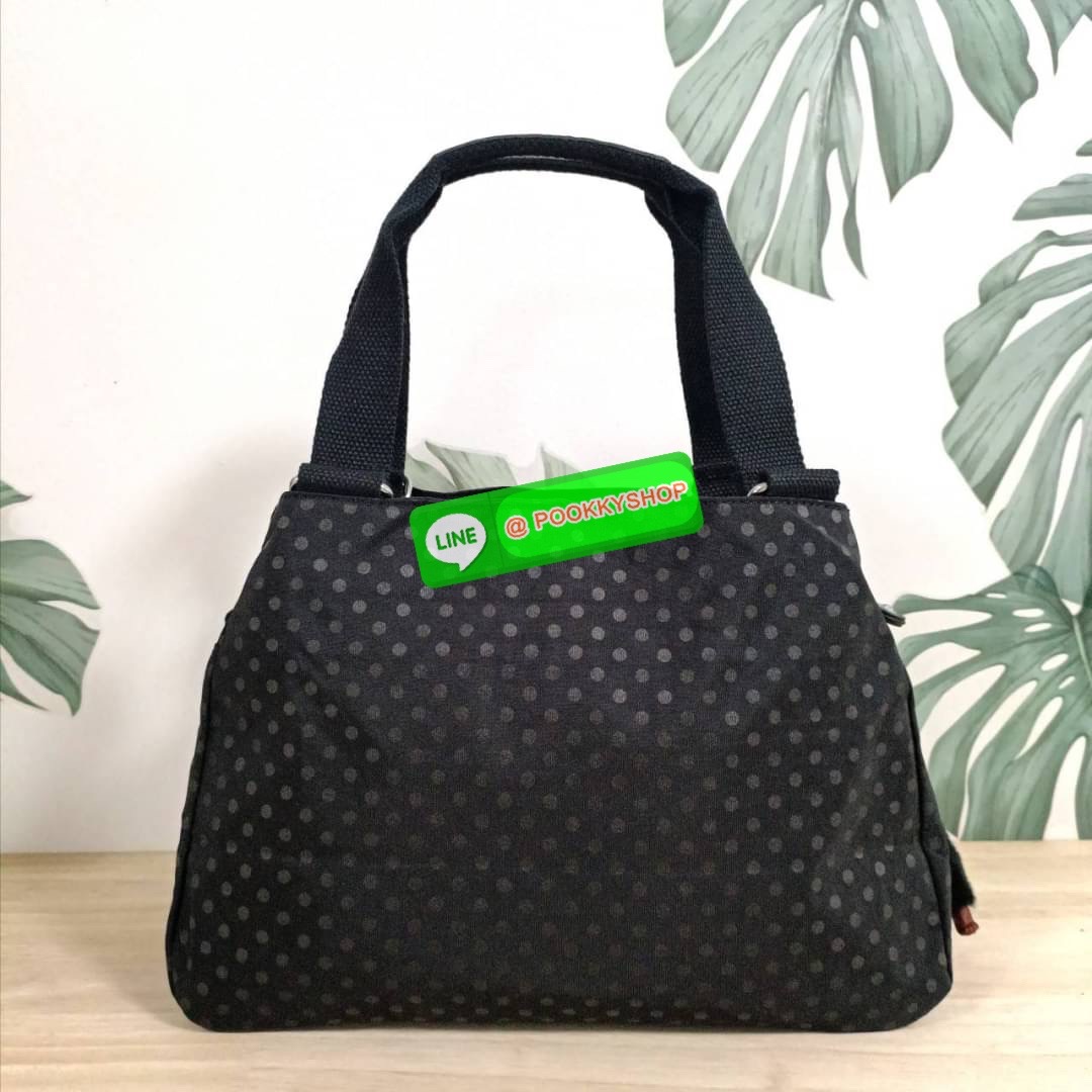 KIPLING ELISE HANDBAG กระเป๋าถือและสะพายไหล่ วัสดุ Nylon +Polyester ขนาดกำลังพอดี จุของได้มาก มีหูจับสองสาย ถือสะดวก น้ำหนักเบา มีช่องซิป ด้านหน้า ช่อง กระเป๋าหลักเปิด-ปิดด้วยซิป มี3 ช่องว่างใส่ของได้จุมากๆ ใส่มือถือได้ กระเป๋าสตางค์ใบยาว และ เครื่องสำอาง