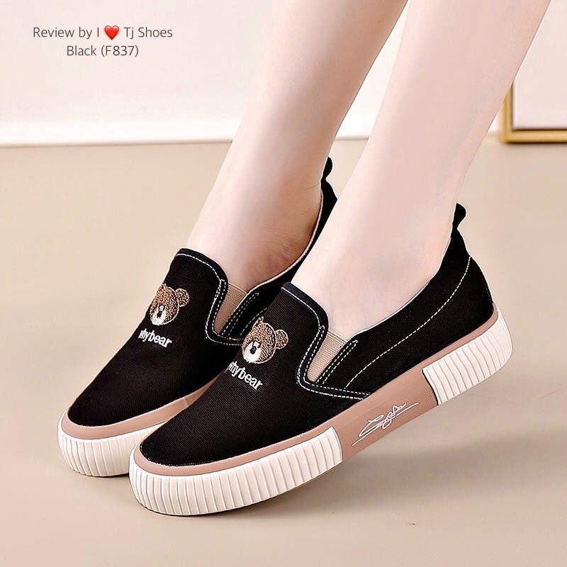 พร้อมส่งรองเท้าผ้าใบลายน้องหมีสุดน่ารักๆ ขายดีมากๆ รุ่นนี้ใส่นิ่มดีมาก พื้นรองเท้า เกาะพื้น ช่วยกันลื่นได้ดี ใส่บายเท้ามาก เดินนุ่มสบายสุดๆ จับแมทกับชุดง่าย ใส่แล้วดูเกร๋ดูน่ารักมากๆ