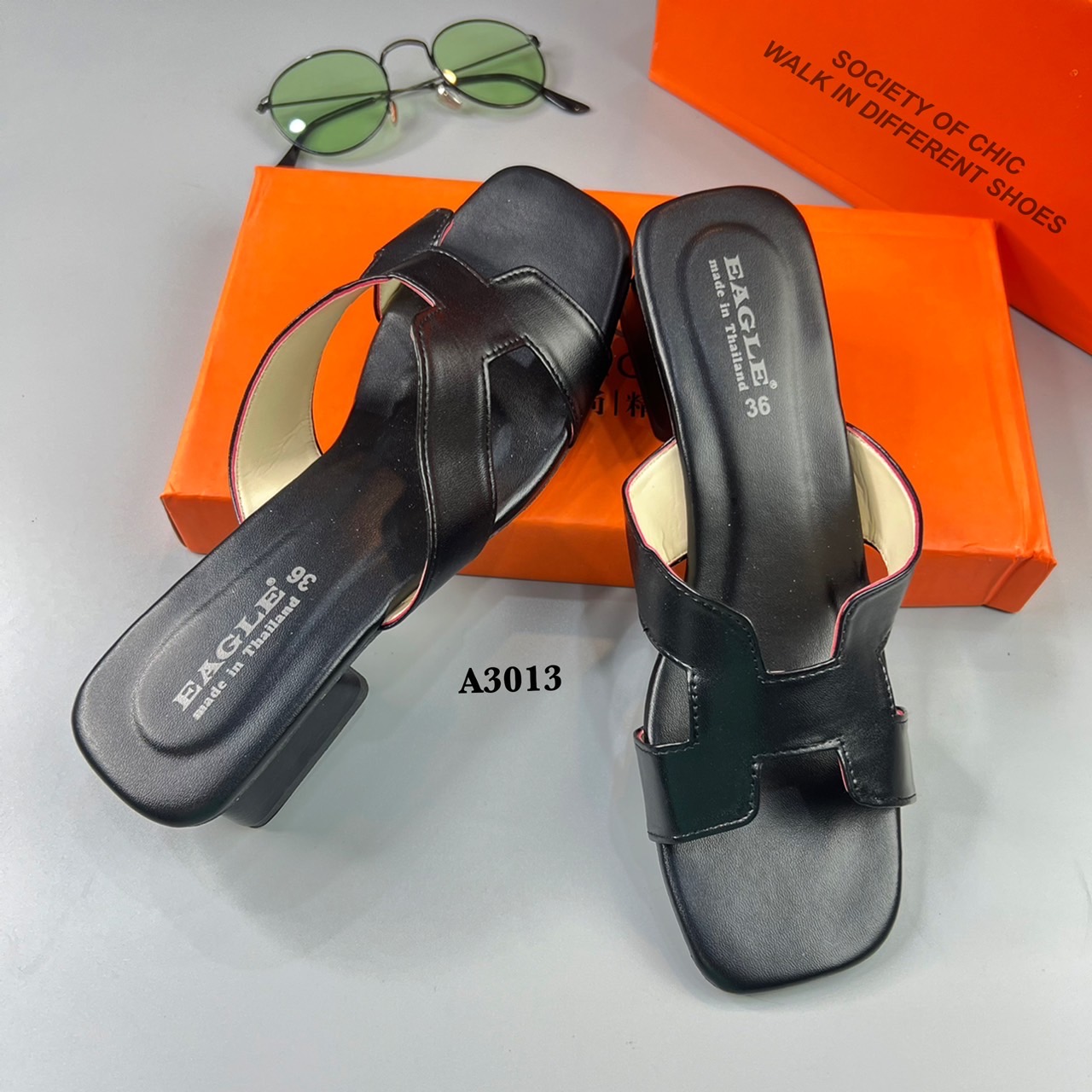 ขายดี ตลอดกาล maxi หน้าสวม H Logo รองเท้าที่หยิบมาใส่ได้บ่อยสุดแบบไม่มีเอาท์ หนังนิ่ม งานสวยใส่สบาย classy มาก ก.ไก่ ล้านตัว พื้นนิ่ม สูงเพียง 2 นิ้ว ใส่เดินยาวๆไปเลยจ้า