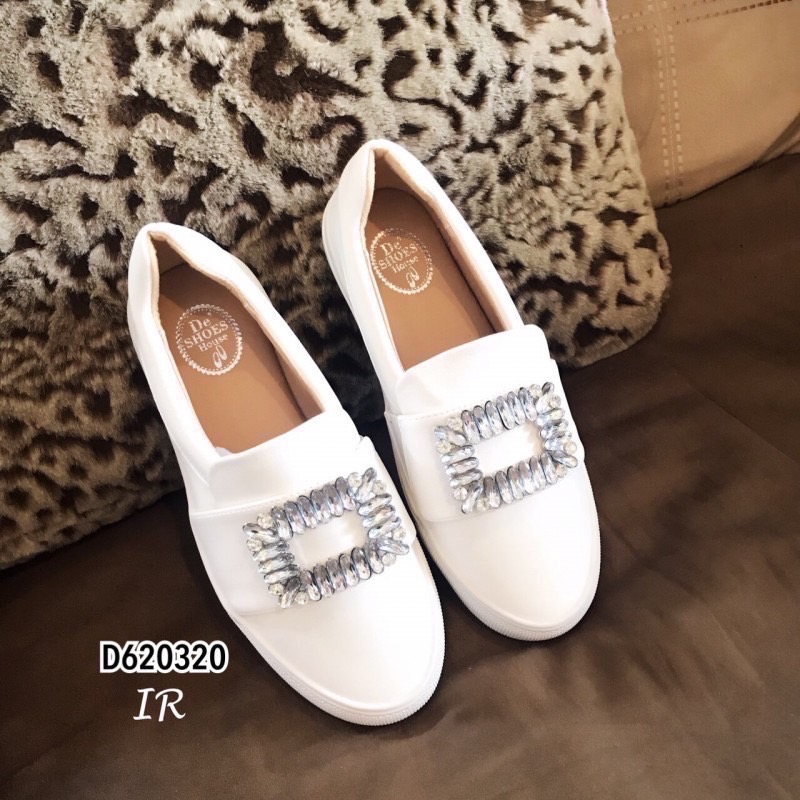 รีพีทแบบขายดี!!! พร้อมส่ง Roger Vivier ชนช็อป วัสดุหนังนิ่มแต่งอะไหล่เพชรสี่เหลี่ยมด้านหน้า ดาราเซเลบใส่กันเยอะมากๆคะรุ่นนี้ ใส่แล้วทำให้ลุคของคุณดูเด่นมากๆ ดังนั้นสาวๆไม่ควรพลาดรุ่นนี้เลยนะค้า