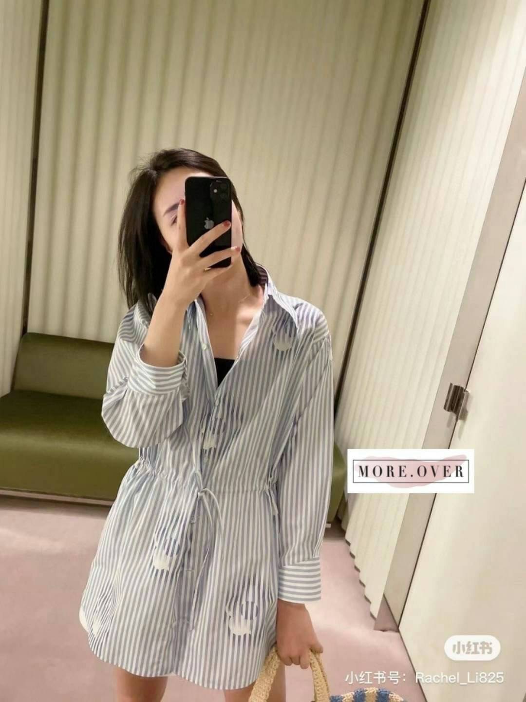 พร้อมส่ง รุ่นใหม่ !! มินิเดรสเดรสแขนยาวคอปกเชิตลายทางสีฟ้า PRADA Brand: PRADA มีป้าย tag แบรนด์ 💙Detail : มินิเดรสเชิตแขนยาวลายทางสีฟ้าเอวรูด แบรนด์ PRADA เนื้อผ้าอย่างดีงานสวยมากค่ะ งานคุณภาพการันตี มีป้าย tag แบรนด์