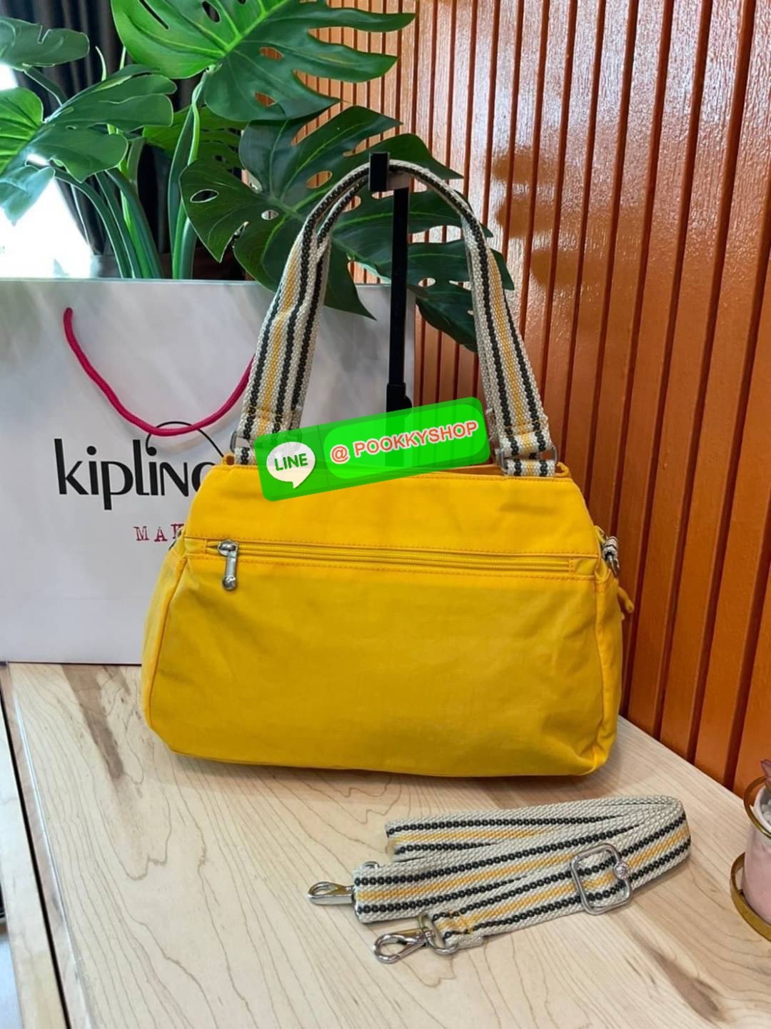 Kipling Damen Orelie Henkeltasche รุ่น K15257 กระเป๋าถือ/สะพาย Crossbody ขนาดกำลังดี หูกระเป๋ายาวสามารถคล้องบ่าได้ วัสดุpolymode100% ผ้ากันน้ำ กระเป๋ามีน้ำหนักเบา มีช่องซิป ด้านหน้า และ ด้านหลัง ภายในแบ่งเป็น 3 ช่องหลักใช้งาน ช่องซิปกลางแยกเป็นสัดส่วน จุข