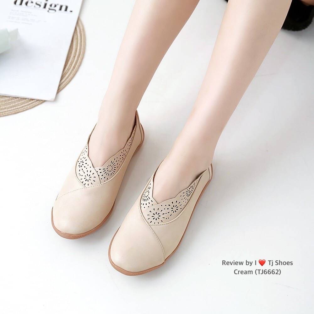 พร้อมส่งรองเท้าเพื่อสุขภาพ ที่ทั่งเกร๋ทั้งน่ารักสุดๆ รองเท้ารุ่นนี้เป็นงานสั่งทำพิเศษ หนังนิ้มนิ่ม มีรูระบายอากาศใส่แล้วเท้าไม่อับ น้ำหนักเบา ใส่นุ่มเดินทั้งวันได้สบายมากๆ ส้นยางเกรดพรีเมี่ยมอย่างดี แมทกับชุดอะไรก็เกร๋ เป็นรุ่นแนะนำ ซื้อไปรับรองไม่ผิดหวัง