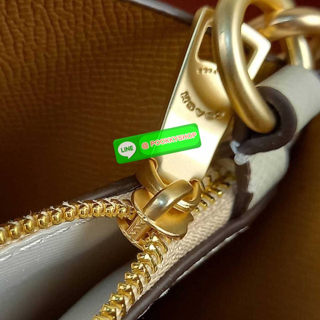 NEW IN!! น่ารัก วางไม่ลงอีกแล้ว COACH MOLLIE TOTE 25 (COACH C4084) กระเป๋าถือ สะพาย รุ่นฮิต ปริ้นลายดอกหัวใจมินิ ขนาดเหมาะมือ มีสายสะพายยาว ถอดและปรับระดับได้ วัสดุหนัง crossgrain ขึ้นทรงสวย ด้านในโล้ง มีช่องซิปตรงกลางแยก **🔸️รุ่นนี้ใครถือก็สวย ใช