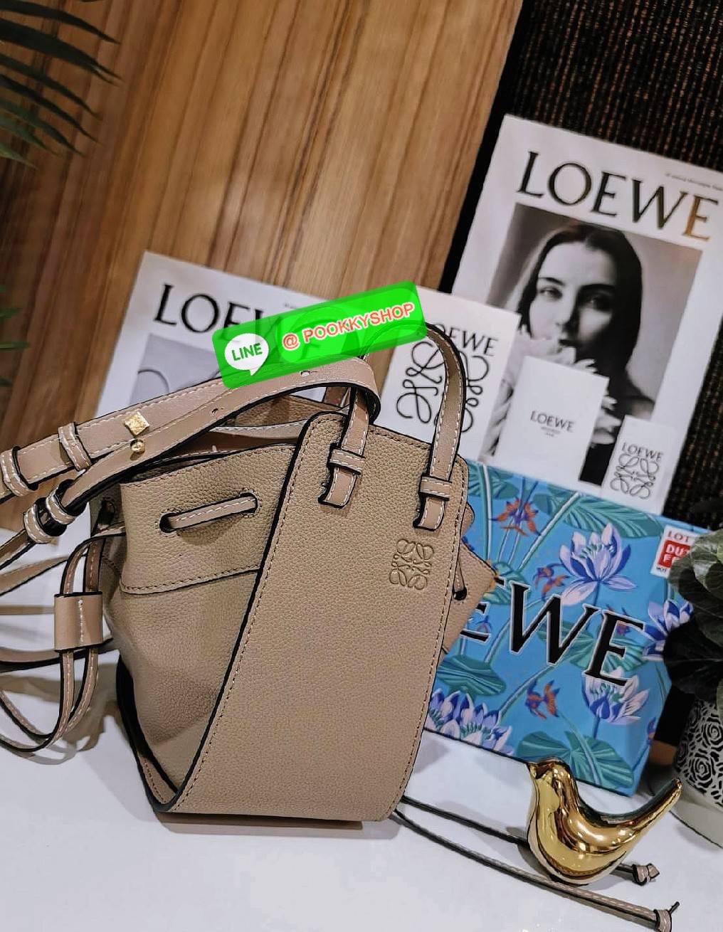 ✴️ห้ามพลาด!✴️LOEWE HANDLE & SHOULDER BAG GIFT WITH PURCHASE (GWP) กระเป๋าถือหรือสะพายหนังแท้พรีเมี่ยมกิ๊ฟ Limited จาก LOEWE PERFUME DUTYFREE รุ่น Rare items สุดๆวัสดุหนังแท้ Calfskin หนังสวยดีไซน์คงเอกลักษณ์แบรนด์ สามารถปรับใช้ได้หลายทรงด้าน