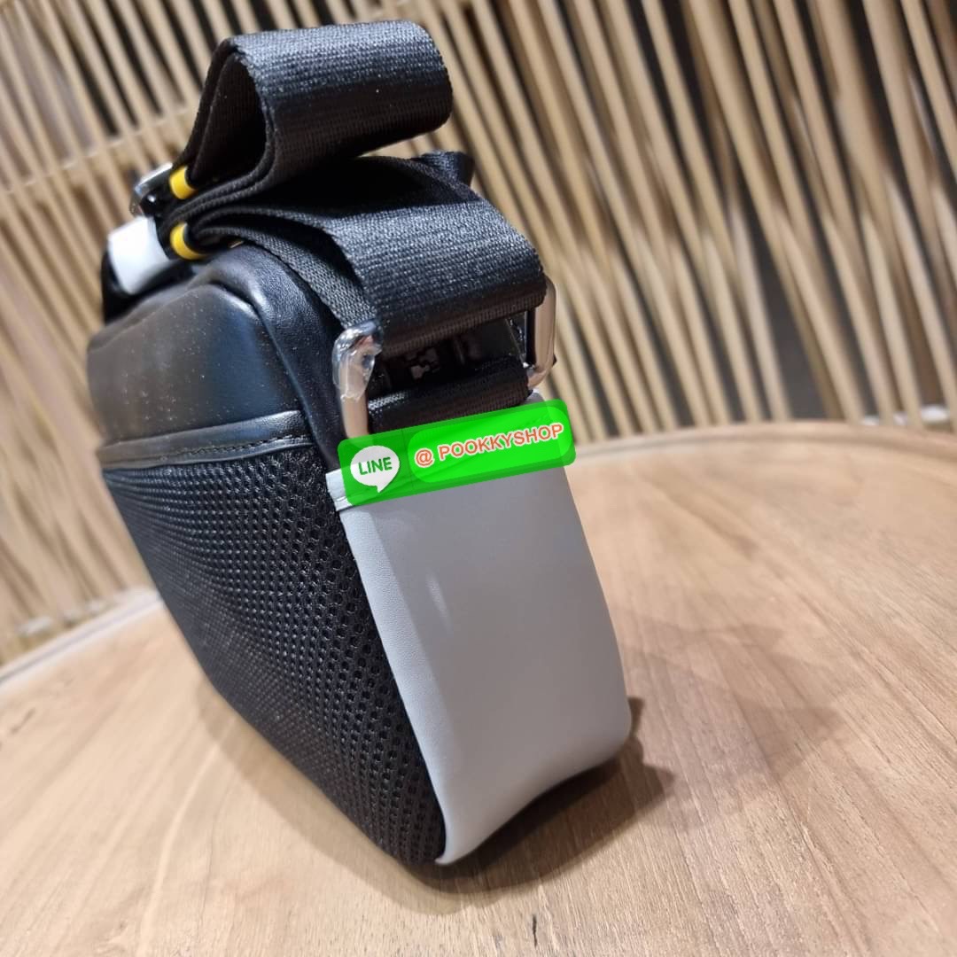 COACH 2373 EDGE CROSSBODY ความเท่ never die!! กระเป๋าครอสบอดี้ทรงยอดฮิต ที่หนุ่มๆไม่ควรพลาด รูปทรงดีไซน์คลาสสิค ใช้งานง่าย วัสดุหนังแท้สลับแคนวาส โดดเด่นด้วยลูกเล่นโทนสี ตัวกระเป๋ามีซิปหลัก และซิปด้านหน้า พร้อมช่องแยกด้านหลัง ใส่ของไปเลยเน้นๆ ใส่โทรศัพท์ม