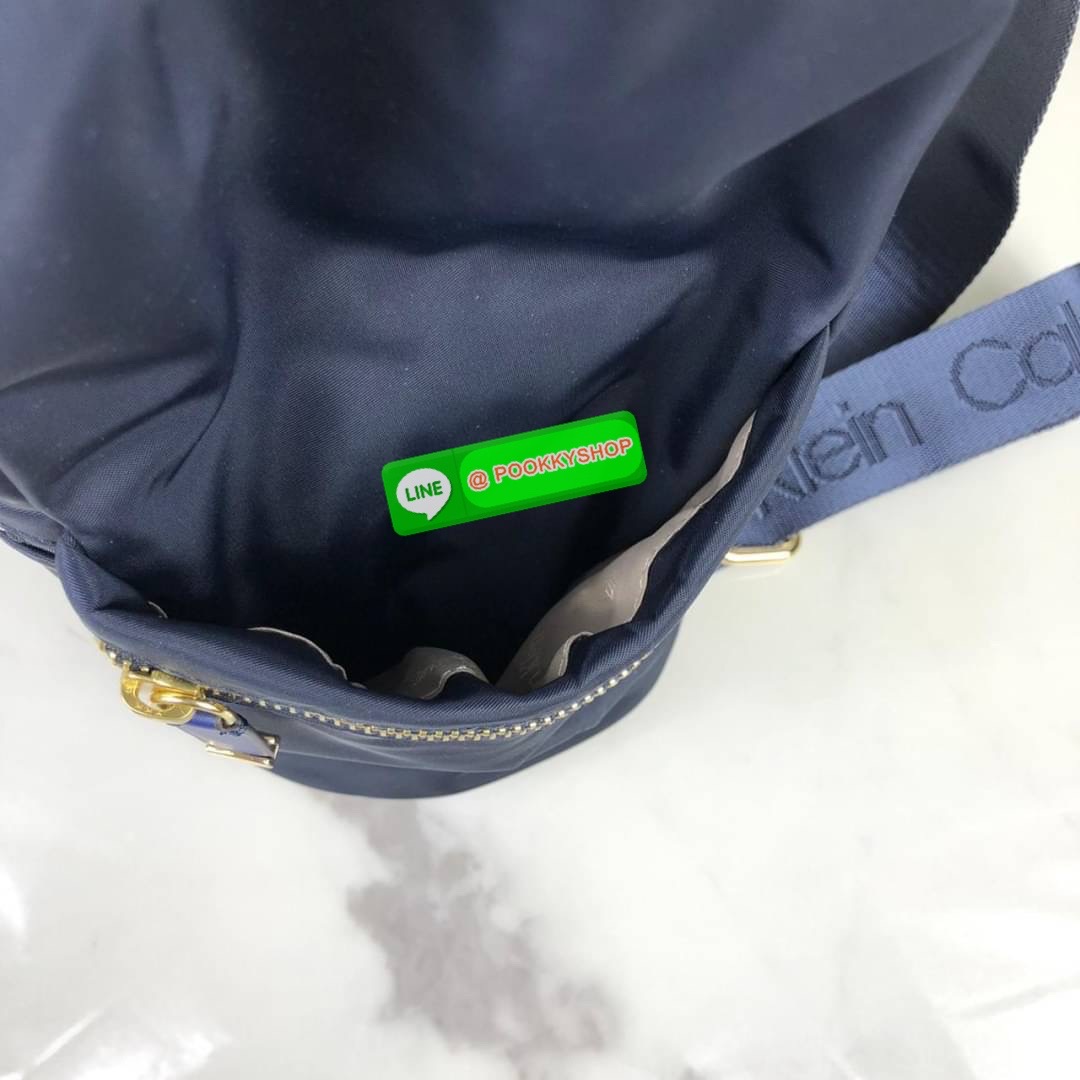 กระเป๋าเป้ Calvin Klein ตัวกระเป๋าทั้งด้านหน้าและด้านข้าง มีช่องใส่ของรวมกัน 6 ช่อง ด้านหลังมี 1 ช่องซิป ส่วนช่องหลักด้านบน ด้านในโล่งกว้าง มีช่องซิป 1 ช่อง และช่องใส่ของอีก 2 ช่องค่ะ สายสะพาย สามารถปรับได้ Free Size หูหิ้วสูง 5 cm