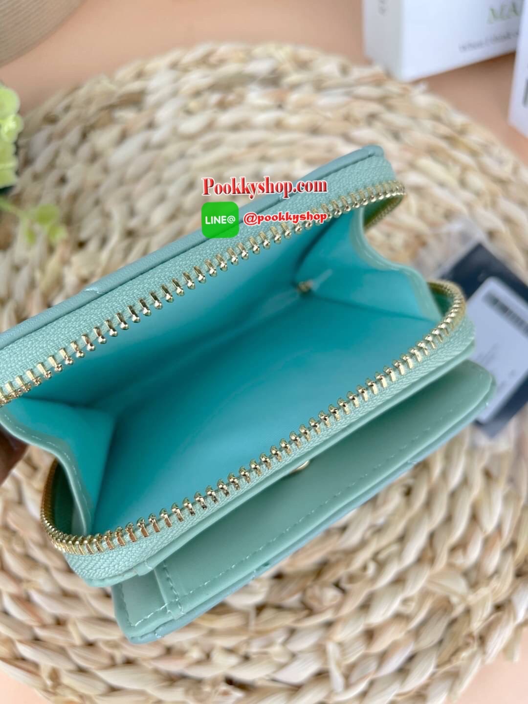 Lyn Decade Wallet กระเป๋าเงินใบสั้น รุ่นนี้สวยน่ารักมากๆ จับถนัดมือ มีฟังก์ชันให้ใช้ครบจบในใบเดียว! วัสดุหนังนุ่มมือ เดินด้ายทั้งใบเพิ่มดีเทล มีโลโก้สวยเด่นที่ด้านหน้า เปิดปิดแบบกระดุมแม่เหล็ก มีช่องใส่ธนบัตรได้ตามยาว ใส่แบงค์ไม่ต้องพับค่า ช่องการ์ด 6 ช่อ