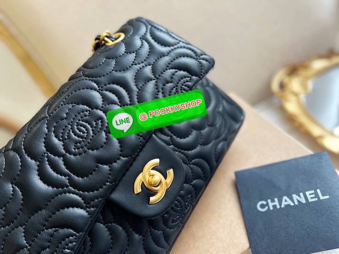 Chanel Camellia flap bag คุณภาพดีตามแบบฉบับของแบรนด์ ขนาดกำลังดี น้ำหนักเบา ด้านหน้ามีโลโก้แบรนด์อะไหล่ทอง มีช่องใส่บัตร ใส่ของจุกจิก เปิดปิดด้วยฝาปิดกระดุม ตัวจริงสวยมากๆถูกใจรีบจองนะคะ ราคาสุดคุ้ม จำนวนจำกัด หายากค่ะ!