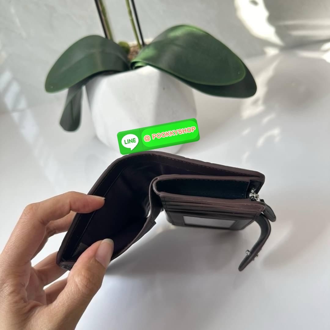 Coach Medium Corner Zip Wallet With Signature Leather 🔖กระเป๋าตังใบกลาง คอลเลคชั่นใหม่ หนังนิ่ม ลายC นูน สวยมาก 🔖วัสดุ: หนังแท้ 🔖เปิด - ปิดแบบกระดุม มีช่องใส่แบงค์ ใส่ธนบัตรได้ทุกชนิด ช่องใส่บัตร ใส่เหรียญ