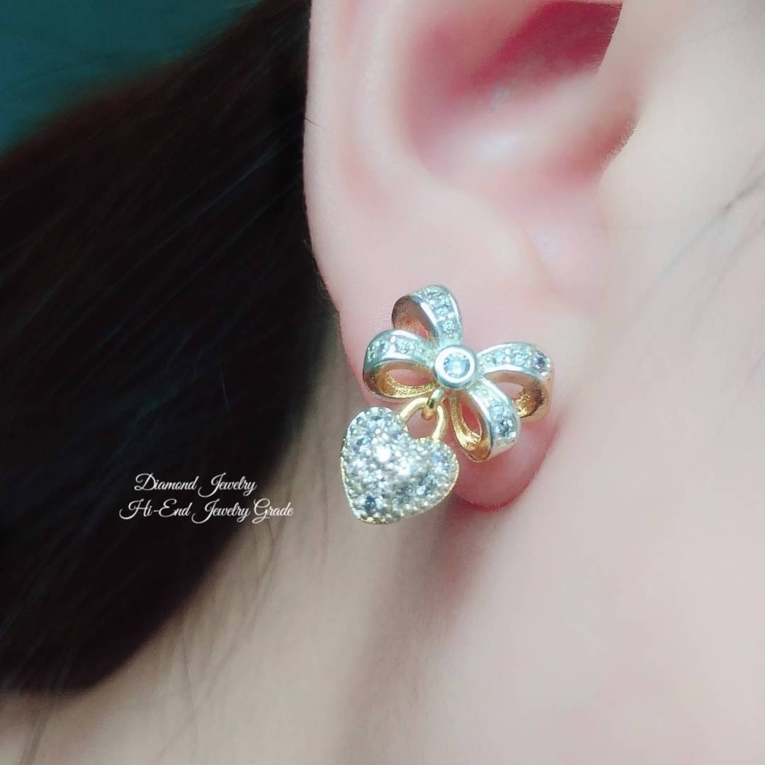 New Arrival !!! ต่างหูเพชรสวิสแท้ เพชรคัดเกรดอย่างดีค่ะ งานอย่างดีค่ะ รับประกันคุณภาพเลยค่ะ รุ่นนี้ดีไซส์สวย ใช้แม่พิมจากร้านเพชรเลยคะ งานสวยมากกกก ใส่ออกมาน่ารักจิงๆ แม่ค้าแนะนำอย่างแรงค่ะ เพชรสวยวิ้งวาวมากกกกกๆๆๆค่ะ