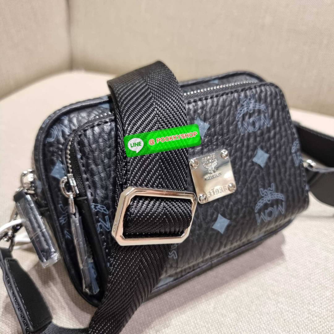 MCM X-MINI KLASSIK CROSSBODY BAG IN VISETOS รุ่นยูนิเซ็กส์มาแล้วจ้า!! ไซส์นี้ใช้ได้ทั้งหนุ่มๆสาวๆไปเลย กระเป๋าสะพายข้างทรงครอสบอดี้ ใบเล็กขนาดกะทัดรัด วัสดุหนังแคนวาสคุณภาพดี มีช่องหลัก 2 ช่อง ภายในมีช่องย่อยให้ 1 ช่อง มาพร้อมสายสะพายสปอร์ตที่ดีไซน์หรูไม่