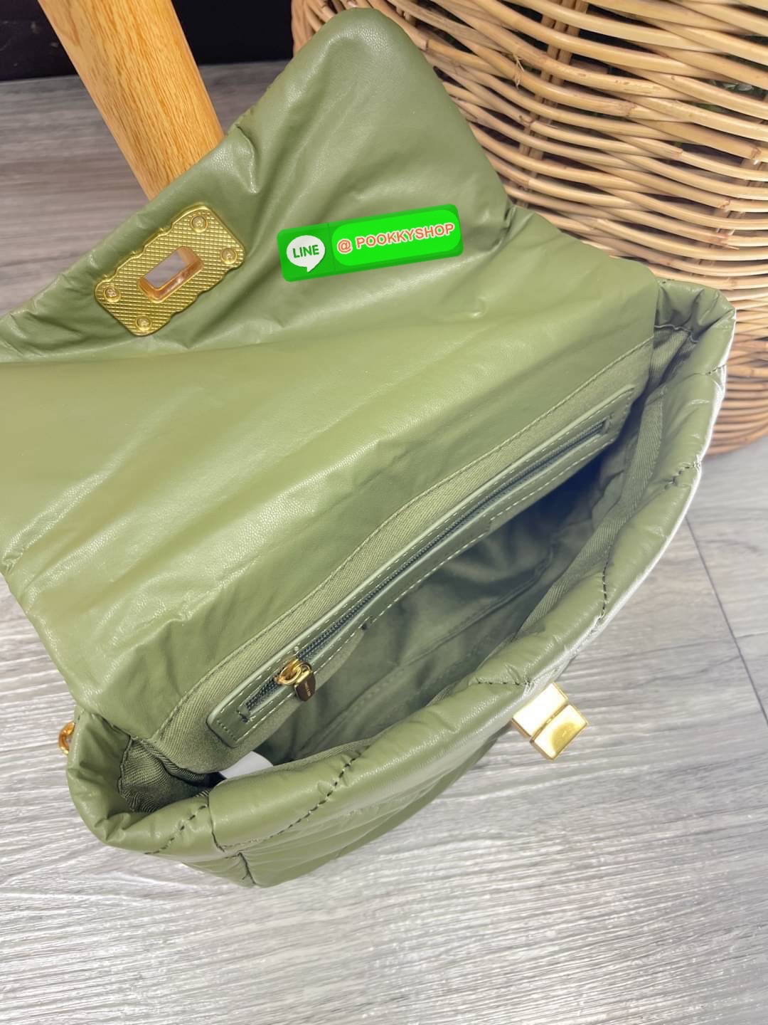 Charles & Keith Paffuto Padded Shoulder Bag มาเพิ่มสีสันให้กับสไตล์ในวันพักผ่อนสบายๆของคุณให้ดูสนุกขึ้น ด้วยกระเป๋าสะพายไหล่ขนาดกลางที่โดดเด่นด้วยหนังเย็บบุลายตาราง โก้หรูด้วยดีไซน์ตัวล็อคโลหะที่เข้ากับสายสะพายโซ่ เปิดปิดแบบตัวหมุนล็อก ด้านในจุของได้เยอะ