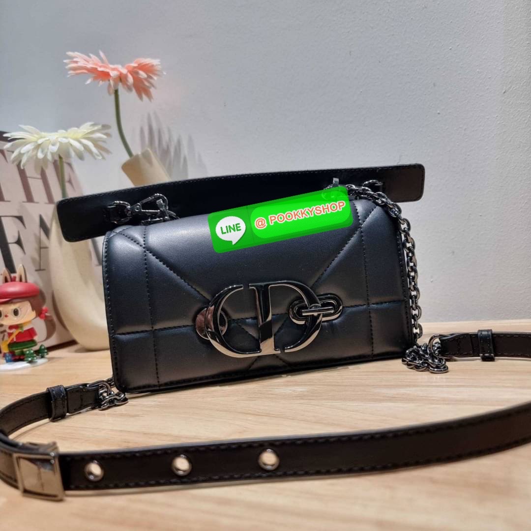 🔅 Model CD 30 MONTAIGNE POUCH WITH SHOULDER STRAP AND HANDLE 🔅 Details ย้อนยุคความหรูหรา อันเป็นเอกลักษณ์ กระเป๋าสะพายสวยอยู่ทรง เพิ่มลูกเล่นให้กับไอเท็มนี้ด้วย มือจับที่ถอดออกได้ และอะไหล่เปิด-ปิดแบบคล้องล็อค สะดวกใช้ ด้านหลังมีช่องใส่บัต