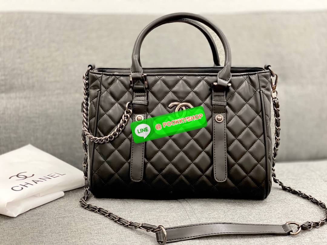 VIP CHANEL กระเป๋าถือหรือสะพายไหล่ ทรงยอดนิยมวัสดุหนังแกะแท้ ลายตาราง น้ำหนักเบาโดดเด่นลายแบรนด์ด้านหน้ากระเป๋าเอกลักษณ์ของคอลเลคชั่นนี้ หูจับหนัง แข็งแรงพับลงได้ด้านหน้ามีโลโก้เเบรนด์ มีช่องแบ่งถึง 3 ช่องเป็นสัดส่วน มีช่องใส่มือถือ ใส่ ipad ได้ ภาพถ่ายจา