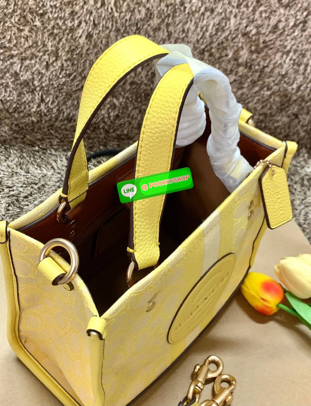COACH DEMSEY TOTE IN SIGNATURE JACQUARD WITH COACH PAT ((C8417//C5115)) พร้อมส่งที่ไทย ห้ามพลาด สีน้องสวยมากๆค่ะ กระเป๋าทรงTote ขนาดพอดีลำตัว ใช้วันไหนๆก็เหมาะมากค่ะ วัสดุJacquard ทอลายแบรนด์ ตัดขอบหนังแท้ สวยงามมากๆค่ะ ด้านหน้าจะมีป้ายวงกลมโลโก้แบรนด์อัน