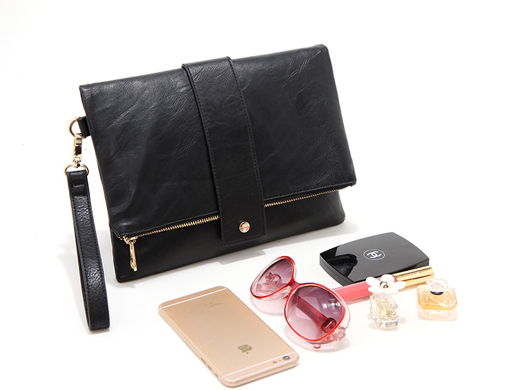 กระเป๋าหนังคลัชมือ Clutch แบรนด์ Forever21 หนังมีTexture ในตัว เนื้อหรูมากคะ ติดแท็คForever 21 ด้านใน ช่องใส่ของซิบใหญ่ 1 ด้านในมีซิปแบ่ง 1 ช่องแบ่งใส่ของ2ช่อง