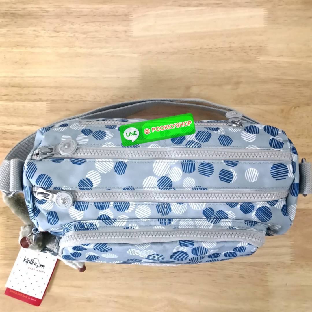KIPLING RETH CROSSBODY BAG ซับในตาราง วัสดุ Nylon +polyester กระเป๋าสะพายข้างหรือ สะพาย Crossbody ได้ ช่องหน้าเปิด-ปิด ด้วยซิป พร้อมช่องแยกบ่อยด้านข้าง ช่องหลัก 2 ช่อง ด้านในโล่งกว้าง สามารถจุสัมภาระได้เยอะ พร้อมช่องซิปหลัง สายสะพายปรับระดับสั้น-ยาว ได้ f