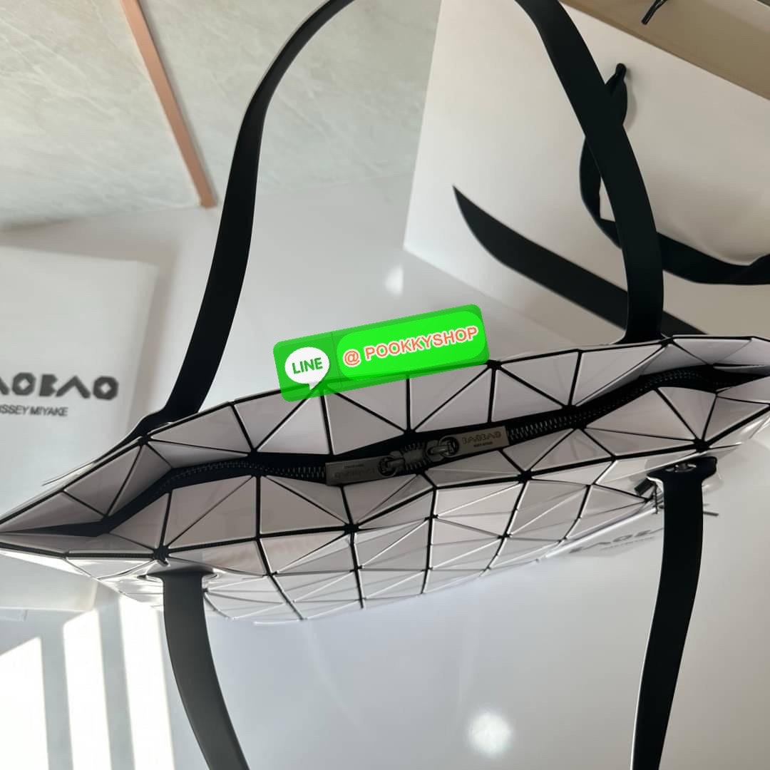 Bao bao Issey Miyake Rock Matte กระเป๋า Bao Bao ซีรีส์นี้จะเป็นทรงสี่เหลี่ยมผืนผ้าและทรงสี่เหลี่ยมจัตุรัส น้ำหนักเบา มีซิปปิดด้านบน ถือเป็นรุ่นที่เหมาะกับการใช้งานในชีวิตประจำวัน สามารถพับมุมและบริเวณด้านล่างของกระเป๋าเพื่อเพิ่มความสะดวกสบายในการใช้งาน ทั