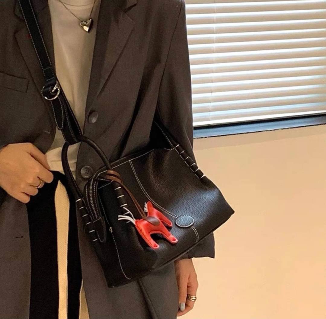 TOD’S กระเป๋าทรงหมอน สไตล์ lindy มีหูหิ้วและสายสะพายยาว เรียบหรูดูดี เท่ห์ๆ จุของได้เยอะ ใส่ของใช้ชีวิตประจำวันได้เต็มเปี่ยม น้ำหนักเบาใช้งานง่าย งานเกรดพรีเมี่ยมสุดๆ