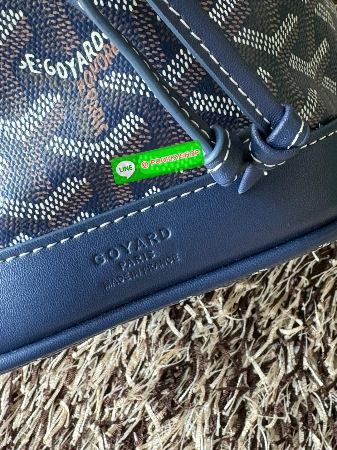 GOYARD PETIT FLOT BUCKET BAG กระเป๋าทรงถังรุ่น Petit Flot เป็น re-issue ของรุ่นดั้งเดิม ด้วยรูปทรงที่ถูกออกแบบมาอย่างสวยงาม ลงตัว เข้ากับทุกการแต่งตัว รวมถึงทันกระแสแฟชั่นทุกยุคทุกสมัย ภายในกว้างจึงสามารถบรรจุสิ่งของได้เยอะจุใจและเก็บของต่าง ๆ ได้อย่างปลอ