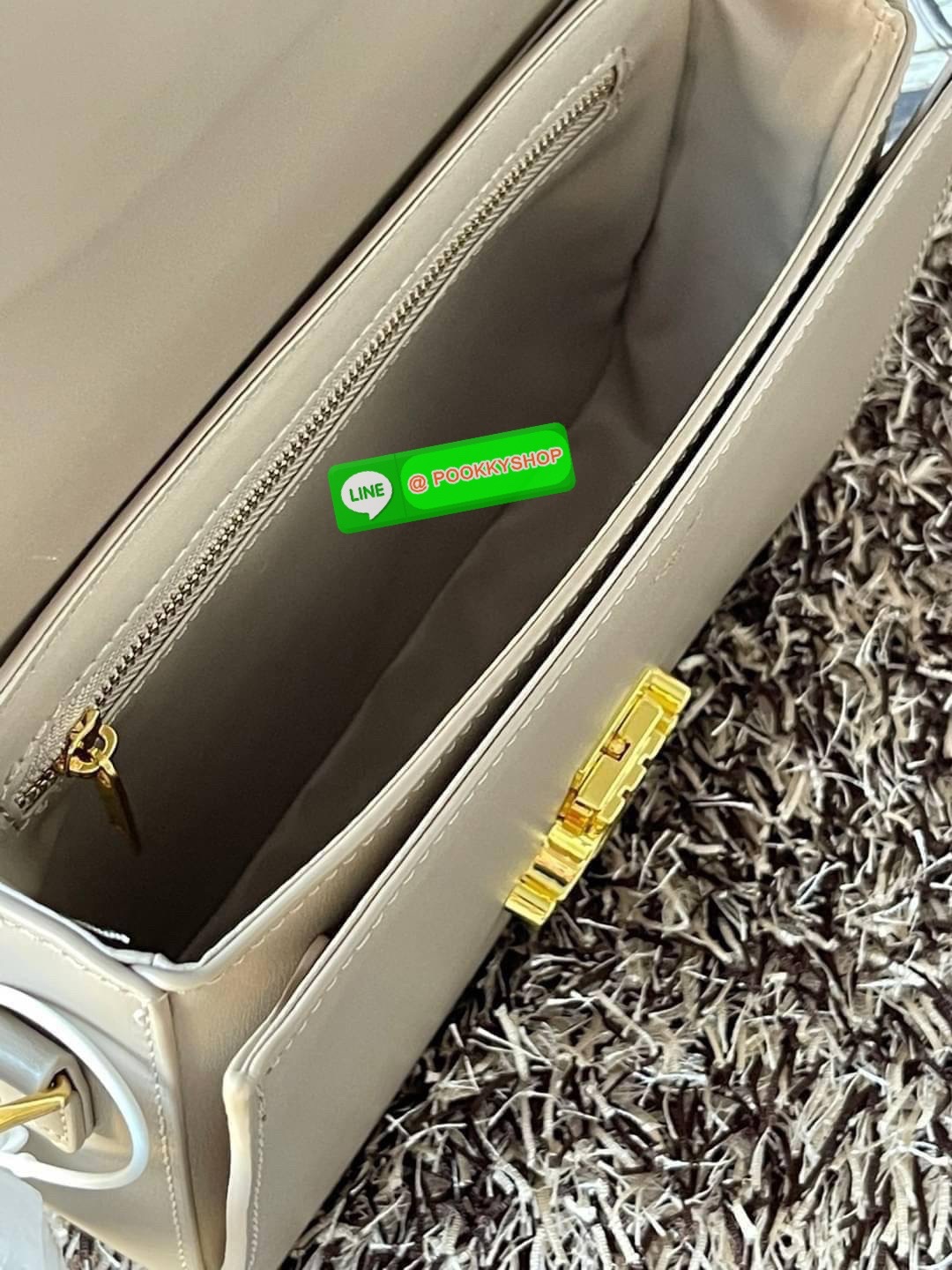 💕Celine MEDIUM TRIOMPHE BAG IN SHINY มีรูปทรงเป็นกล่องคล้ายกับกระเป๋า Classic Box แต่มีการออกแบบโลโก้ที่สะดุดตาแบบวินเทจ ด้วยดีไซน์ที่ดูโฉบเฉี่ยว แต่คงความคลาสสิคอย่างเต็มเปี่ยม ทำให้เป็นที่ดึงดูดความสนใจของสาวๆ สายสะพายสามารถปรับระดับได้ มีความคล