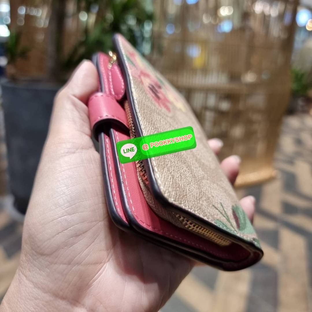 COACH F73374 MEDIUM CORNER ZIP WALLET IN SIGNATURE CANVAS WITH LILLY PRINT สายคุณหนูต้องมาแล้วน้า!! ลายใหม่ล่าสุด!! ดอกลิลลี่มุ้งมิ้ง หวานๆไปอีก กระเป๋าสตางค์ใบกลาง 👛 ขนาดกำลังเหมาะมือ วัสดุหนังแคนวาสเคลือบลาย ดูแลรักษาง่าย มีช่องใส่บัตรและธนบัตรค