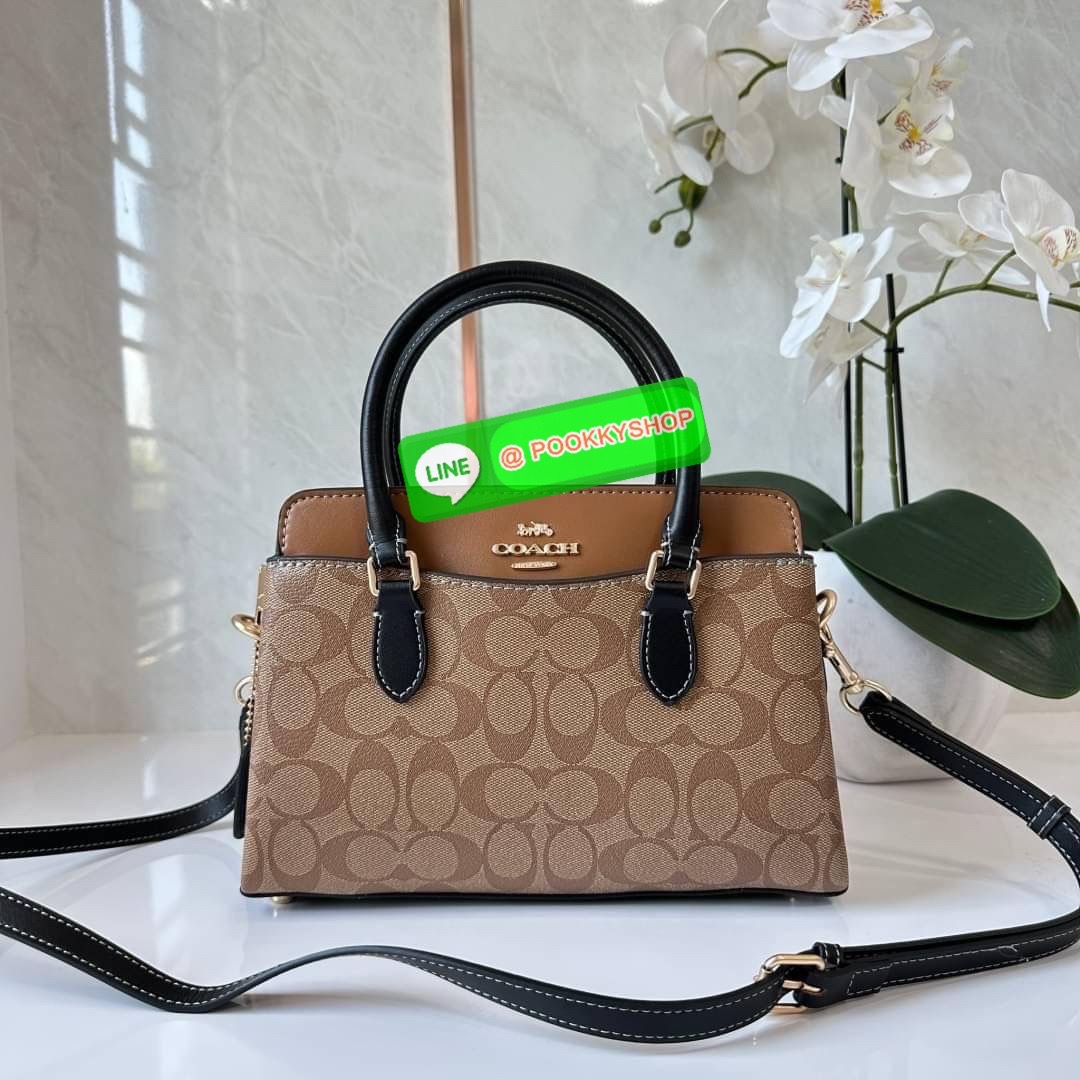 COACH MINI DARCIE CARRYALL IN BLOCKED SIGNATURE CANVAS (CH287) 👜คอลเลคชั่นใหม่สุดปัง ลุคคุณนายจะถือหรือสะพายข้างก็เริ่ดคะ รูปทรงถังไซส์เล็กวัสดุแคนวาสตัดหนังแท้ สายสะพายข้างถอดออกได้ มีหูหิ้วในตัว ภายในเป็นช่องโล่ง กว้างมีช่องแบ่งสัดส่วนใส่ของได้ค