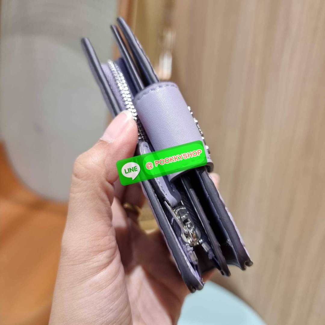 COACH C5896 MEDIUM CORNER ZIP WALLET IN SIGNATURE LEATHER คอลเลคชั่นใหม่งานหรู งานดูแพง จัดให้เลย!! กระเป๋าสตางค์ใบกลาง ดีไซน์ใหม่ สุดหรู แค่เห็นก็ต้องเลิฟ ถือใช้ขับผิวทุกสี วัสดุหนังแท้ปั๊มลายนูนสวยคม ภายในมีช่องใส่บัตร ใส่ธนบัตรได้ครบ และมีช่องซิปแยก ใบ