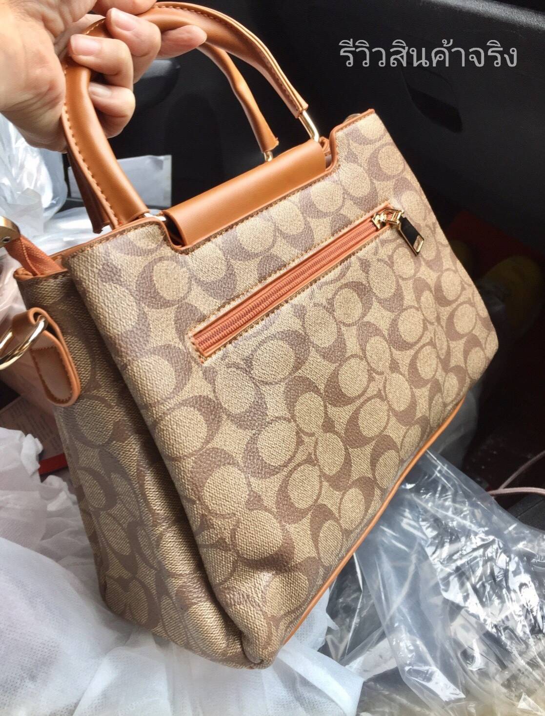 สินค้าดีมีคุณภาพ งานขายดีพร้อมส่งเลยค่ะ!! กระเป๋าสะพายทรงถือสไตล์งานแบรนด์ วัสดุ pu พิมพ์ลายโลโก้ เนื้อหนานุ่มขึ้นทรงคุณภาพดีไม่ซึมน้ำ ดีไซน์เรียบหรูดูดี หูจับกระเป๋าอย่างหนาแต่งอะไหล่แบบสายเข็มขัดด้านหน้าเก๋มากค่ะ ช่องใส่ของแบ่ง 3 ช่อง ใส่ของได้เป็นระเบี