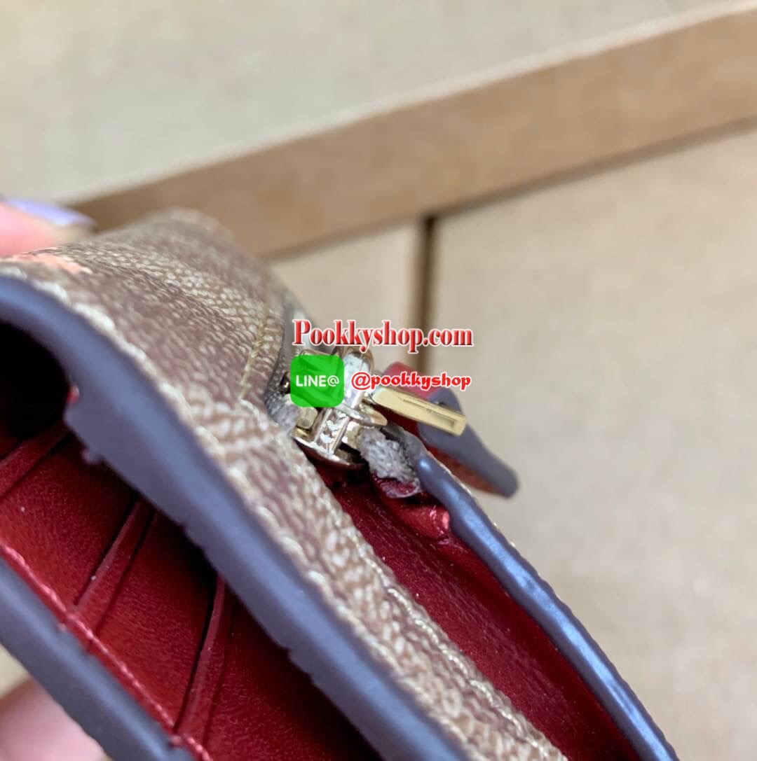 New in COACH SHOT WALLET BAG กระเป๋าสตางค์ใบสั้น วัสดุหนังแกะสวย ขนาดกำลังดี เปิดปิดกระเป๋าแบบกระดุม ข้างในมีช่องใส่ธนบัตรตามยาวได้ ช่องใส่บัตรต่างๆได้ถึง9ใบค่ะ พร้อมช่องซิปด้านหลังใส่เหรียญหนึ่งช่องค่ะ เป็นอีกรุ่นที่น่าใช้มากๆ สินค้าพร้อมส่งที่ไทยนะค่ะ