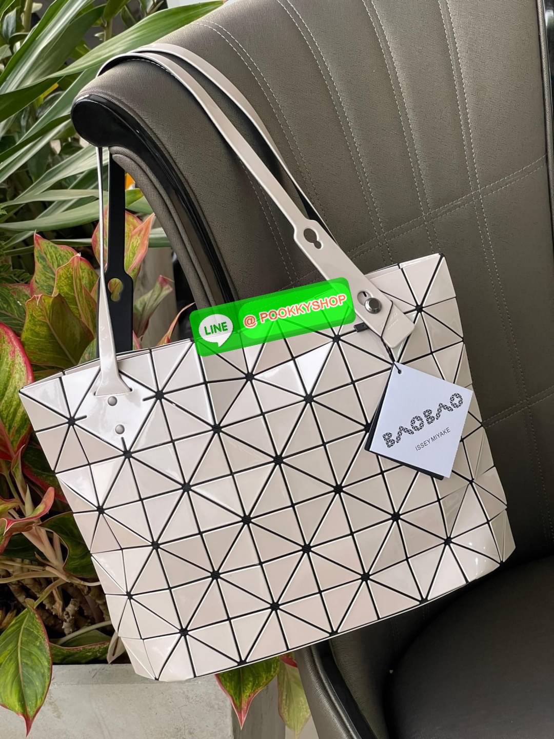 Bao Bao Issey Miyake ROCK MATTE ซีรีส์นี้จะเป็นทรงสี่เหลี่ยมผืนผ้า มีซิปปิดด้านบน ถือเป็นรุ่นที่เหมาะกับการใช้งานในชีวิตประจำวัน สามารถพับมุมและบริเวณด้านล่างของกระเป๋าเพื่อเพิ่มความสะดวกสบายในการใช้งาน ทั้งยังช่วยให้วางกระเป๋าในแนวตั้งได้อีกด้วย แผ่นต่อส