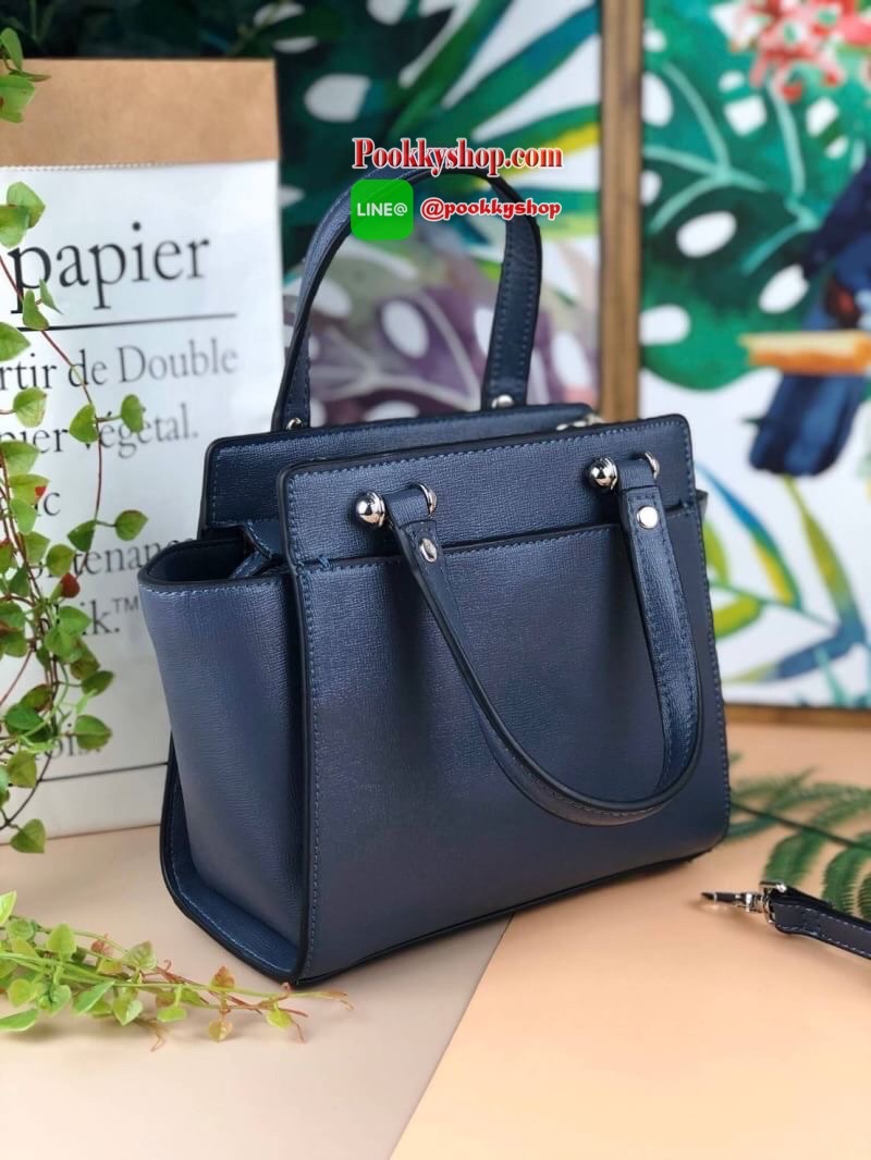 Lyn Handbag กระเป๋าถือ/สะพายวางอยู่ทรง ด้านหน้ามีปั๊มโลโก้แบรนด์ มาพร้อมพวงกุญแจหนังเข้าสีกระเป๋า มีหมุดรองฐานทั้ง 4 มุม หูหิ้วสามารถพับลงได้ เปิดปิดแบบซิป ด้านในมีช่องซิปเล็ก 1 ช่อง สามารถใส่ iPhone plus กระเป๋าเงินใบกลางได้สบายๆค่ะ มีสายสะพายยาวหนังปรับ