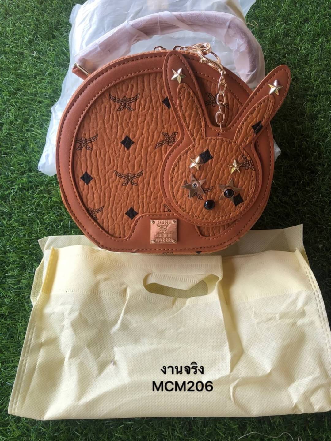 กระเป๋าสะพายทรงกลมสไตล์mcm งานนำเข้าน่ารักสุดๆ ทรงกลมแข็งแรง อยู่ทรง ซิปดี ด้านในกว้าง สายสะพายถอดได้ ถือก็น่ารัก เด่นสุดพร้อมด้วยปอมเข้ากัน แต่งหมุดแน่นๆ สวยอย่าบอกใคร