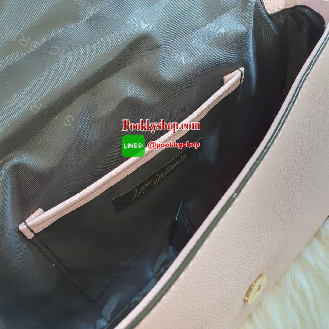 NEW ARRIVAL 2019 !! VICTORIA SECRET CROSSBODY BAG แบรนด์ดังจากอเมริกาสุดฮิตของวัยรุ่น กระเป๋าสะพาย หนังสังเคราะห์นิ่มอยู่ทรง อะไหล่ทอง ด้านหน้าประดับชื่อโลโก้แบรนด์ ขนาดน่ารักกำลังดี เปิดปิดด้วยฝากระดุมแม่เหล็ก ภายในบุลายปั้มแบรนด์ มีช่องเล็กใส่ของจุกจิก
